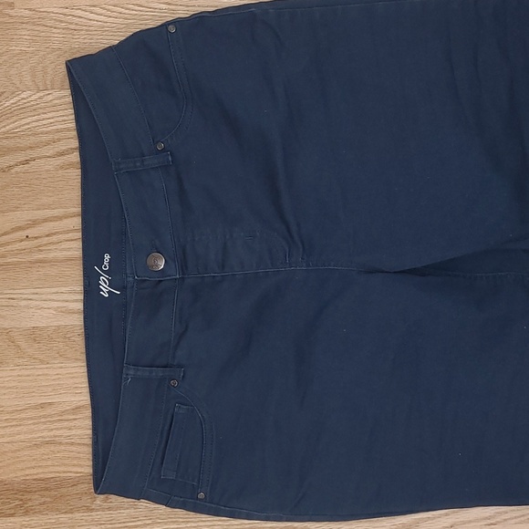 Blue crops - Picture 2 of 5